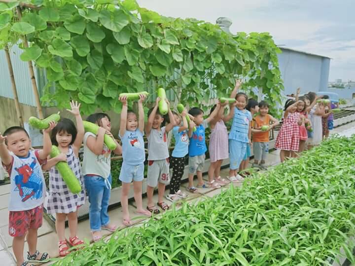 Trang trí môi trường ngoài lớp học mầm non