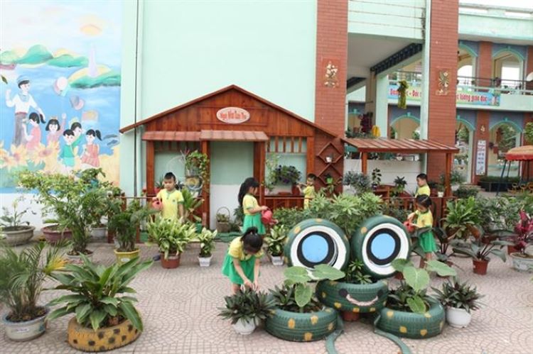  trang trí môi trường ngoài lớp học mầm non