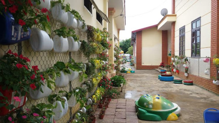 trang trí môi trường ngoài lớp học mầm non