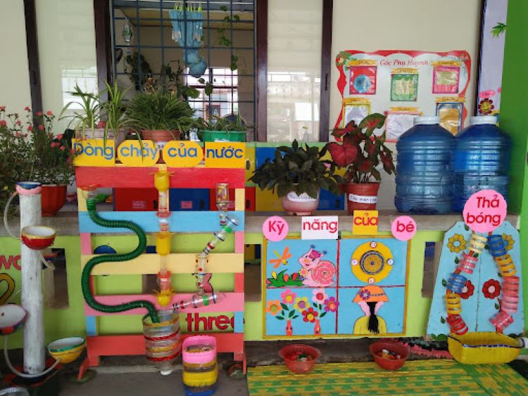 trang trí môi trường ngoài lớp học mầm non